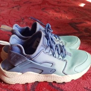 NIKE HUARACHES LIGHT BLUE SIZE 6 GOOD CONDITION